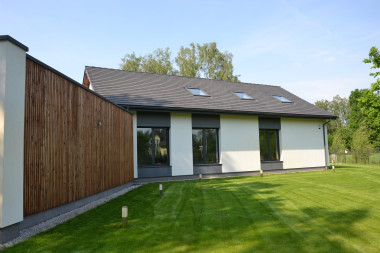 Część elewacji wykończona okładziną z drewna