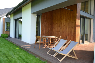 Bezstopniowy podest wykonano z ryflowanych desek z modrzewia syberyjskiego