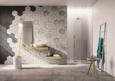 Heksagonalne płytki w stonowanych kolorach w łazience