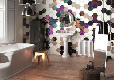 Heksagonalne płytki w różnych kolorach w łazience