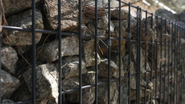 Ogrodzenie gabionowe wypełnione kamieniami