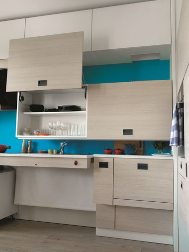 Kuchnia wyposażona w rozwiązania wygodne dla seniorów