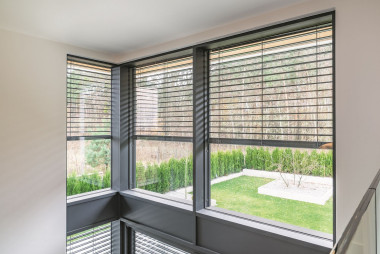 Żaluzje zewnętrzne na oknach fasadowych - widok z wewnątrz