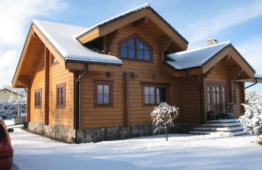 Tradycyjny dom z bali prostokątnych z ostatkami