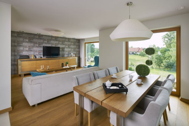 Salon i jadalnia w domu z drewna