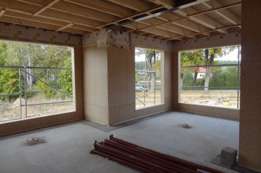 Salon i jadalnia w domu z drewna - przed wykończeniem