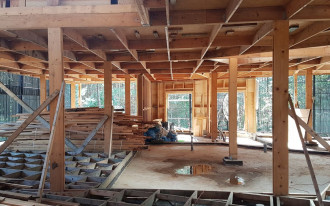 Jakie drewno wybrać do budowy domu z bali?