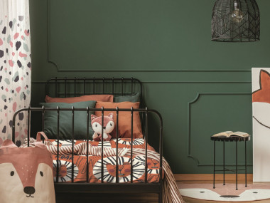 Ściany sypialni pomalowane na ciemną zieleń