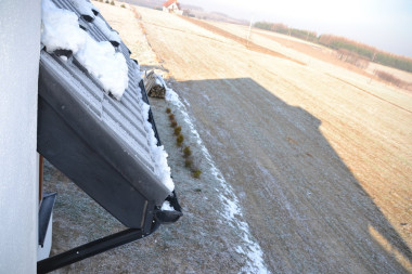 Śnieg zalegający w rynnie