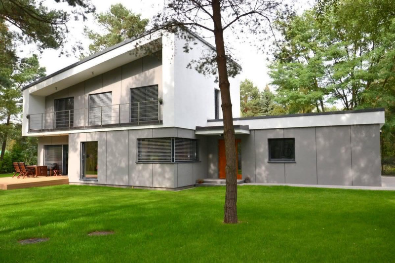 Ze względu na leśne środowisko, elewację wykończono tynkiem mineralnym.