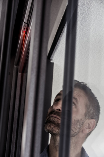 Smart Guard odstrasza intruza, który dopiero zbliża się do okna.