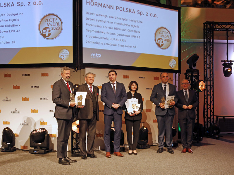 Prezes firmy Hörmann Polska sp. z o.o. wraz z dwojgiem  przedstawicieli firmy odebrali aż pięć Złotych Medali MTP. 