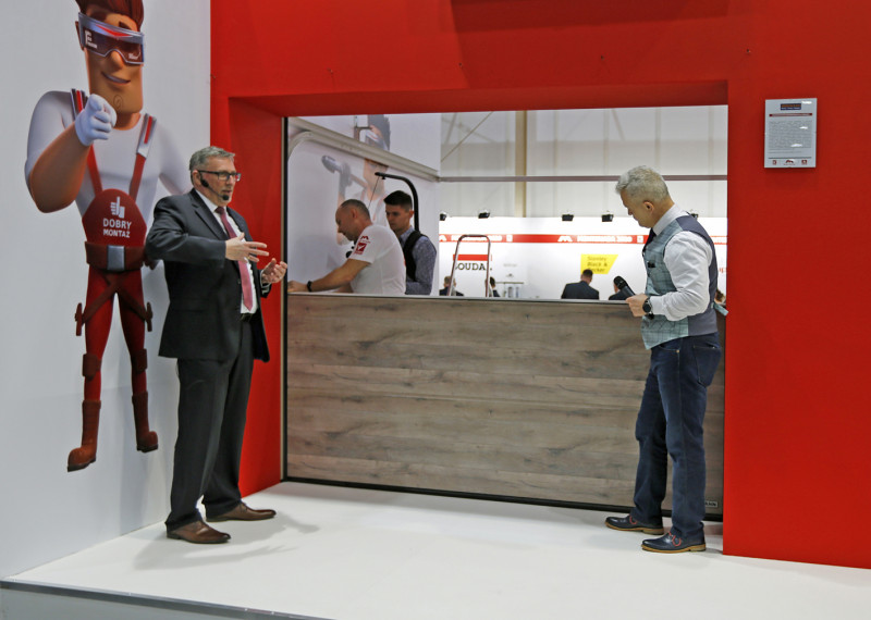 Odbywające się w ramach MONTERIADY pokazy fachowego montażu bramy garażowej i drzwi wejściowych cieszyły się dużym zainteresowaniem zwiedzających. 