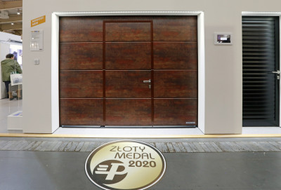 Segmentowa brama garażowa LPU 42 z powierzchnią DURAGRAIN