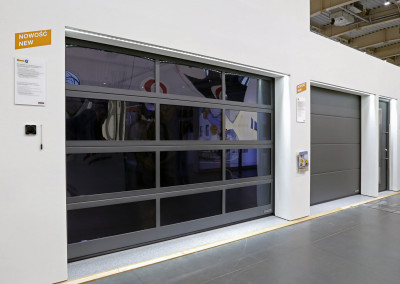 Przeszklona brama garażowa ART 42