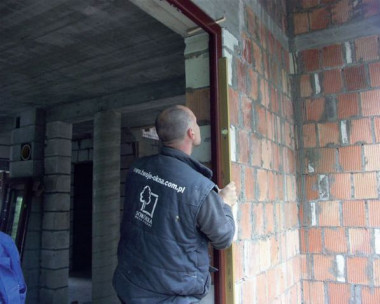 Trzeba zmierzyć każdy bok - od wewnętrznej i zewnętrznej strony, a także przekątną otworu