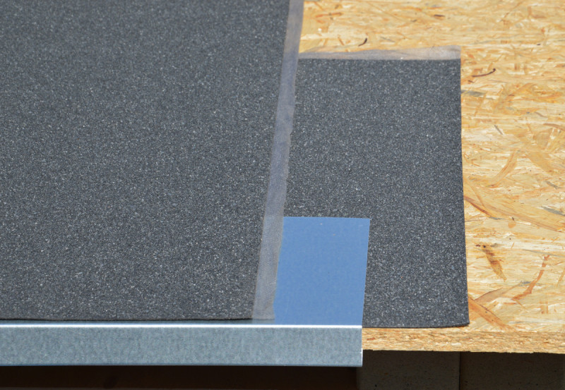 Układanie membrany bitumicznej AlfaBIT na pełnym deskowaniu w pobliżu okapu