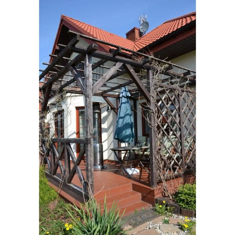 Drewno sosnowe stolarz zabezpieczył farbą do drewna