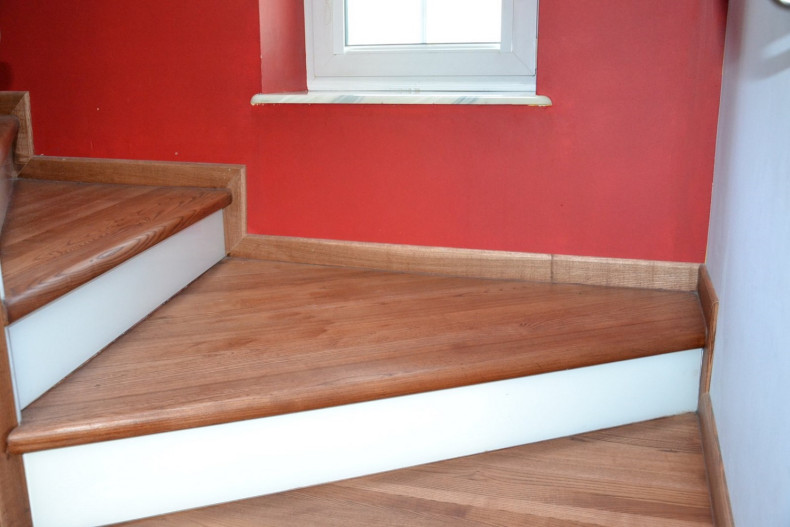 Szeroki stopień na zabiegowym zakręcie może pełnić rolę spocznika