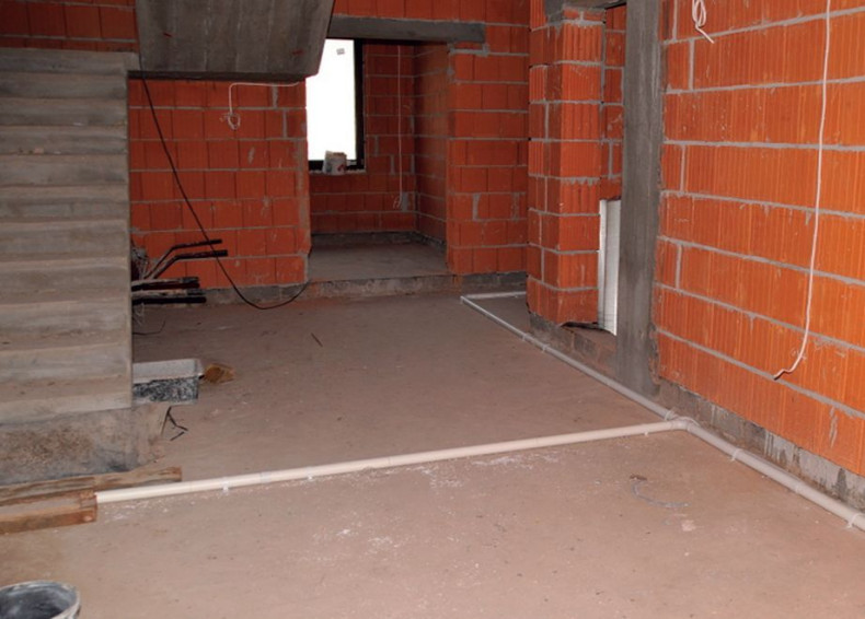 Ułożone rury ssące centralnego odkurzacza