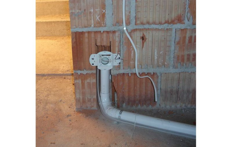 Płytka montażowa przymocowana do ściany