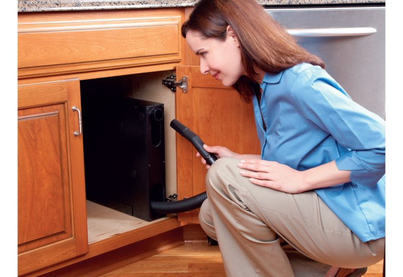 Kaseta z wężem zwijanym umieszczona w szafce kuchennej