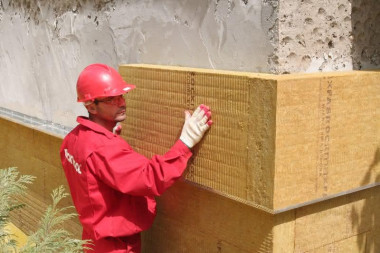 Montaż listwy cokołowej i przyklejanie płyt wełny mineralnej