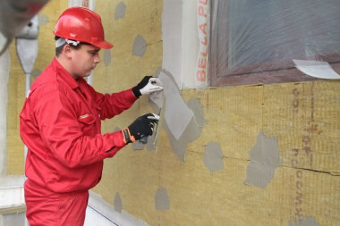 Zatapianie siatki wokół naroża okiennego