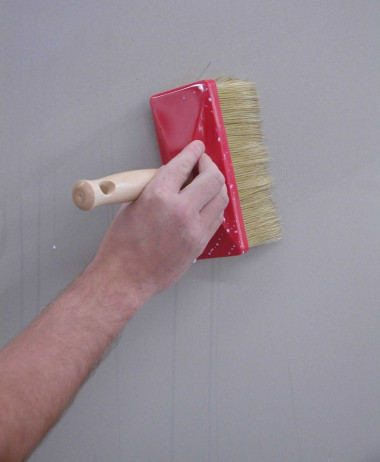 Gruntowanie ściany przed malowaniem