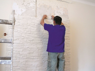 Układanie okładziny z kamienia