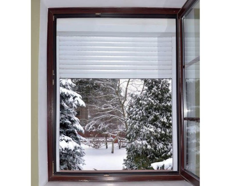 Rolety zewnętrzne: Skrzynka i prowadnice zakrywają fragmenty szyb