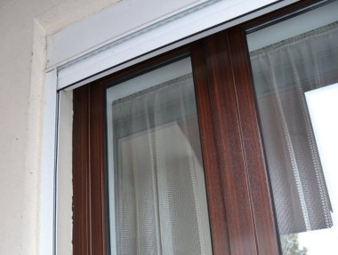 Rolety zewnętrzne, przytwierdzone do wnęki okiennej