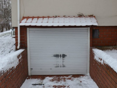 Wjazd do garażu zabezpiecza brama zbudowana jak roleta