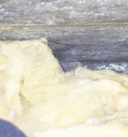 Całe poddasze zostało zalane wodą zgromadzoną w postaci oblodzenia powstałego między membraną wstępnego krycia a termoizolacją i w termoizolacji