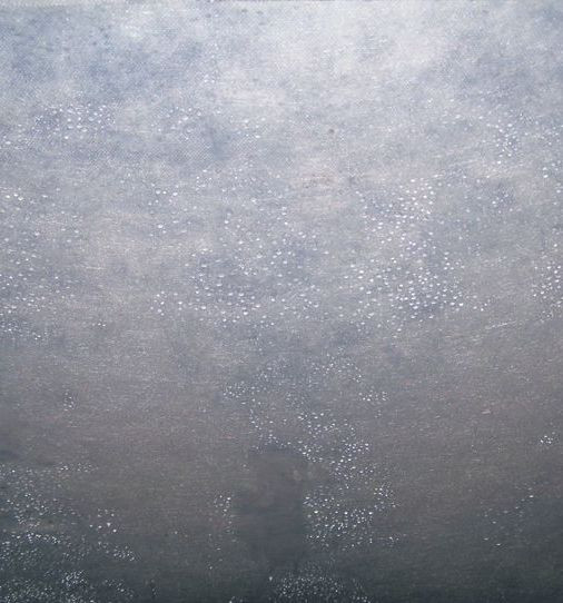 Skroplina na membranie wstępnego krycia (MWK) powstała, bo w dachu nie ma jeszcze termoizolacji i na membranie tworzą się skropliny wywołane nocnymi spadkami temperatury