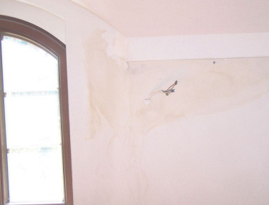 Zaciek jest skutkiem działania mostka cieplnego