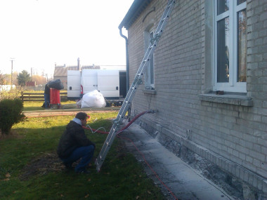 Ocieplenie ścian warstwowych z ciągłą szczeliną powietrzną poprzez jej wypełnienie materiałem izolacyjnym od zewnątrz