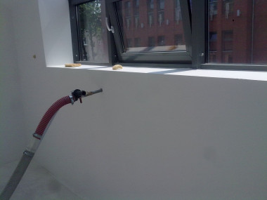 Ocieplenie ścian warstwowych z ciągłą szczeliną powietrzną poprzez jej wypełnienie materiałem izolacyjnym od wewnątrz