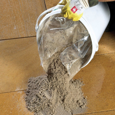 Rozsypywanie zaprawy fugowej