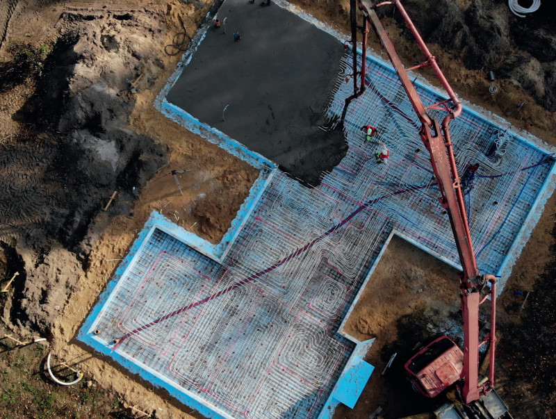 Betonowanie fundamentu płytowego LEGALETT. Widok z góry