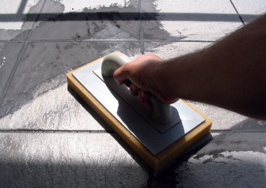 Usuwanie nadmiaru masy do spoinowania