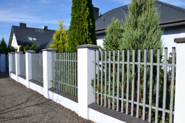 Słupki i podmurówkę ochraniają gotowe elementy z betonu