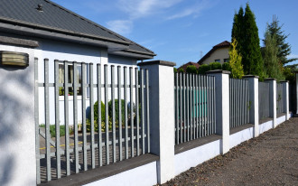 Ogrodzenie wykończone mozaikowym tynkiem silikatowym