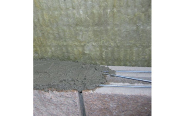 Wykonywanie elewacji: ułożone prefabrykowane belki zbrojeniowe