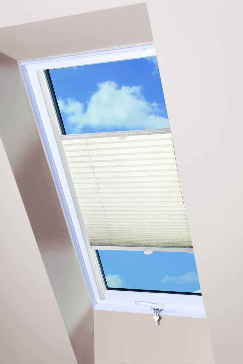 Roleta plisowana w oknach dachowych z PVC