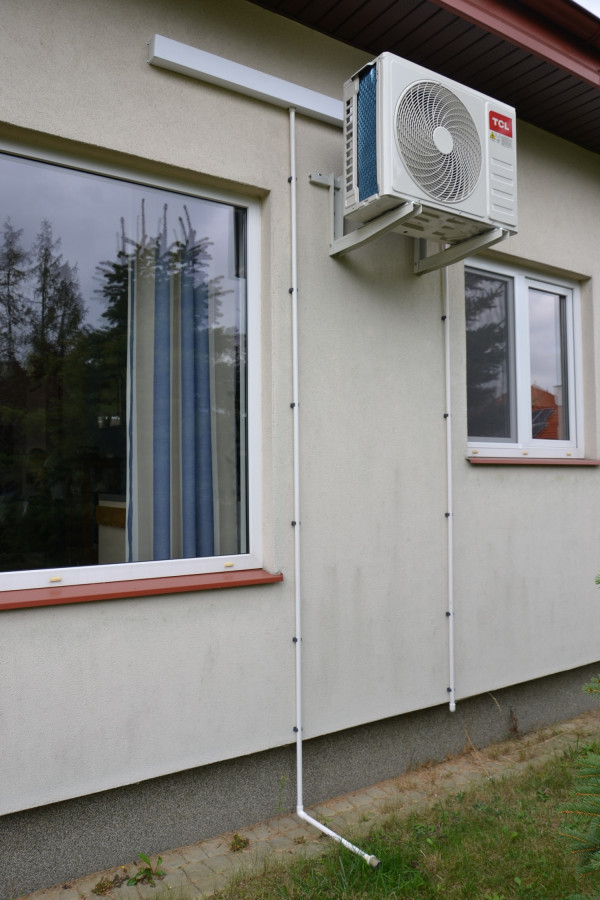 Jednostka zewnętrzna klimatyzatora na północnej ścianie.