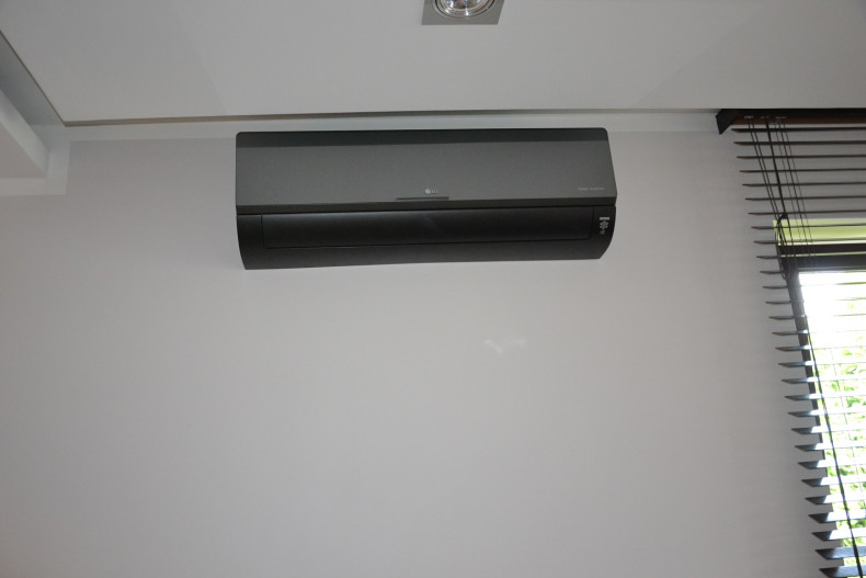 Ścienna jednostka wewnętrzna typu smart z jonizacją