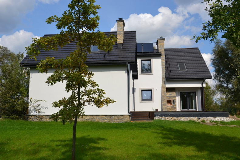 Łupek tatrzański na kominie i cokole, tynk silikonowy na elewacji