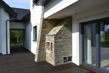 Grill na tarasie obłożony łupkiem tatrzańskim