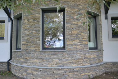 Okładzina z łupka tatrzańskiego na półokrągłym wykuszu